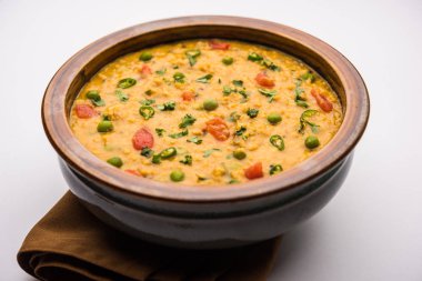 Sebzeli masala yulafları bir kasede servis edilir. seçici odak