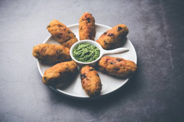 Vejetaryen Poha Roll, yassı pirinç, domates ketçapı ve yeşil turşuyla servis edilir.