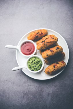 Vejetaryen Poha Roll, yassı pirinç, domates ketçapı ve yeşil turşuyla servis edilir.