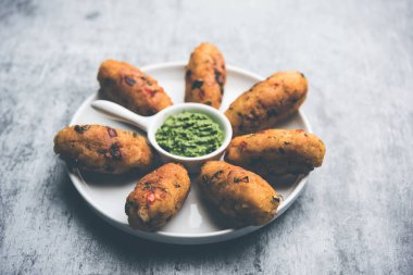 Vejetaryen Poha Roll, yassı pirinç, domates ketçapı ve yeşil turşuyla servis edilir.