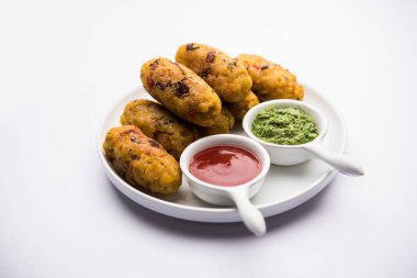 Vejetaryen Poha Roll, yassı pirinç, domates ketçapı ve yeşil turşuyla servis edilir.