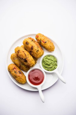 Vejetaryen Poha Roll, yassı pirinç, domates ketçapı ve yeşil turşuyla servis edilir.