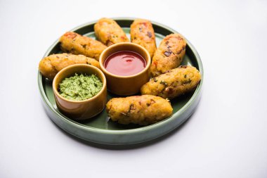 Vejetaryen Poha Roll, yassı pirinç, domates ketçapı ve yeşil turşuyla servis edilir.