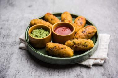 Vejetaryen Poha Roll, yassı pirinç, domates ketçapı ve yeşil turşuyla servis edilir.