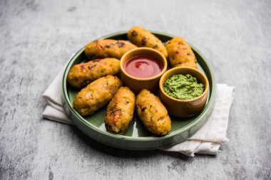 Vejetaryen Poha Roll, yassı pirinç, domates ketçapı ve yeşil turşuyla servis edilir.