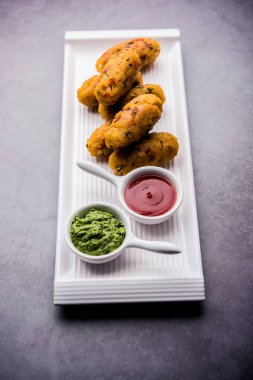 Vejetaryen Poha Roll, yassı pirinç, domates ketçapı ve yeşil turşuyla servis edilir.