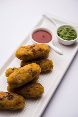 Vejetaryen Poha Roll, yassı pirinç, domates ketçapı ve yeşil turşuyla servis edilir.