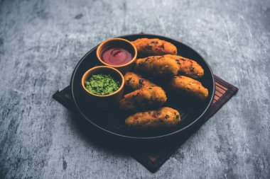 Vejetaryen Poha Roll, yassı pirinç, domates ketçapı ve yeşil turşuyla servis edilir.