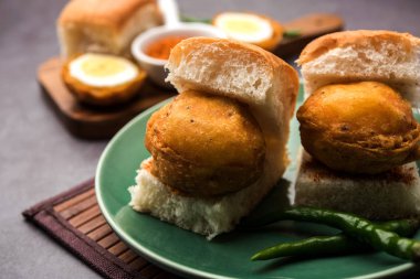 Egg Vada Pav ya da Anda Wada Paav / Pao, Hindistan 'ın Maharashtra şehrinden Vejetaryen olmayan Fast Food Dish.