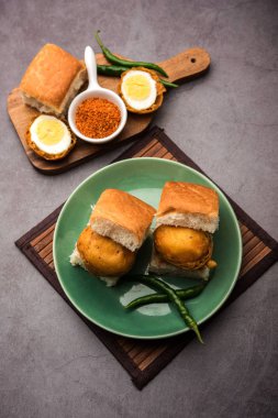 Egg Vada Pav ya da Anda Wada Paav / Pao, Hindistan 'ın Maharashtra şehrinden Vejetaryen olmayan Fast Food Dish.