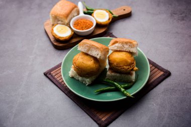 Egg Vada Pav ya da Anda Wada Paav / Pao, Hindistan 'ın Maharashtra şehrinden Vejetaryen olmayan Fast Food Dish.