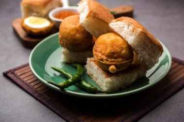 Egg Vada Pav ya da Anda Wada Paav / Pao, Hindistan 'ın Maharashtra şehrinden Vejetaryen olmayan Fast Food Dish.