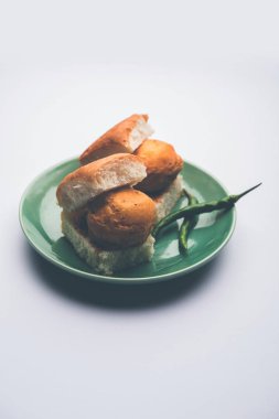 Egg Vada Pav ya da Anda Wada Paav / Pao, Hindistan 'ın Maharashtra şehrinden Vejetaryen olmayan Fast Food Dish.