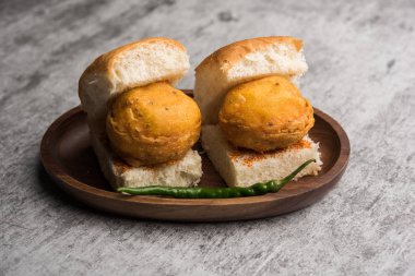 Egg Vada Pav ya da Anda Wada Paav / Pao, Hindistan 'ın Maharashtra şehrinden Vejetaryen olmayan Fast Food Dish.
