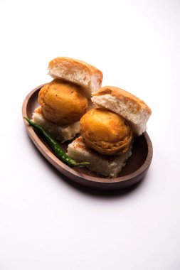 Egg Vada Pav ya da Anda Wada Paav / Pao, Hindistan 'ın Maharashtra şehrinden Vejetaryen olmayan Fast Food Dish.