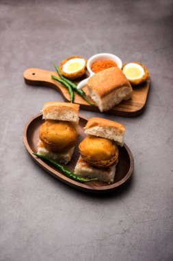 Egg Vada Pav ya da Anda Wada Paav / Pao, Hindistan 'ın Maharashtra şehrinden Vejetaryen olmayan Fast Food Dish.