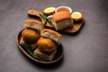 Egg Vada Pav ya da Anda Wada Paav / Pao, Hindistan 'ın Maharashtra şehrinden Vejetaryen olmayan Fast Food Dish.