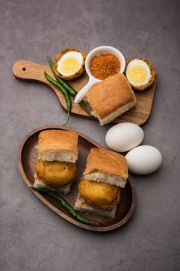 Egg Vada Pav ya da Anda Wada Paav / Pao, Hindistan 'ın Maharashtra şehrinden Vejetaryen olmayan Fast Food Dish.