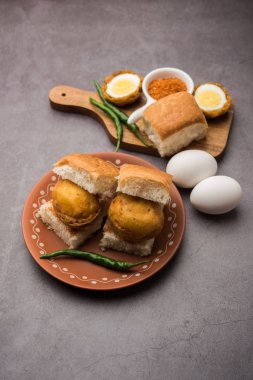 Egg Vada Pav ya da Anda Wada Paav / Pao, Hindistan 'ın Maharashtra şehrinden Vejetaryen olmayan Fast Food Dish.