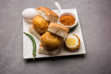Egg Vada Pav ya da Anda Wada Paav / Pao, Hindistan 'ın Maharashtra şehrinden Vejetaryen olmayan Fast Food Dish.