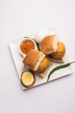 Egg Vada Pav ya da Anda Wada Paav / Pao, Hindistan 'ın Maharashtra şehrinden Vejetaryen olmayan Fast Food Dish.