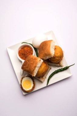 Egg Vada Pav ya da Anda Wada Paav / Pao, Hindistan 'ın Maharashtra şehrinden Vejetaryen olmayan Fast Food Dish.