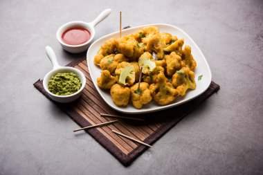 Gobi Pakora ya da Phoolgobi Pakoda taze nohut soslu nohut hamuru kullanıp yağda kızarttı. Domates ketçap ve nane sosuyla servis edilir. seçici odak