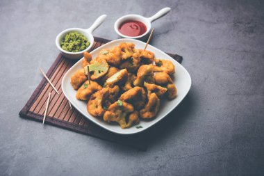 Gobi Pakora ya da Phoolgobi Pakoda taze nohut soslu nohut hamuru kullanıp yağda kızarttı. Domates ketçap ve nane sosuyla servis edilir. seçici odak