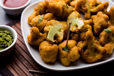 Gobi Pakora ya da Phoolgobi Pakoda taze nohut soslu nohut hamuru kullanıp yağda kızarttı. Domates ketçap ve nane sosuyla servis edilir. seçici odak