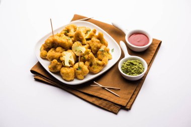 Gobi Pakora ya da Phoolgobi Pakoda taze nohut soslu nohut hamuru kullanıp yağda kızarttı. Domates ketçap ve nane sosuyla servis edilir. seçici odak