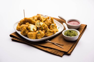 Gobi Pakora ya da Phoolgobi Pakoda taze nohut soslu nohut hamuru kullanıp yağda kızarttı. Domates ketçap ve nane sosuyla servis edilir. seçici odak