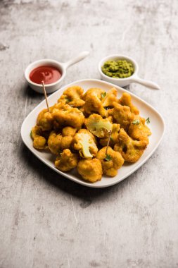 Gobi Pakora ya da Phoolgobi Pakoda taze nohut soslu nohut hamuru kullanıp yağda kızarttı. Domates ketçap ve nane sosuyla servis edilir. seçici odak