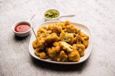 Gobi Pakora ya da Phoolgobi Pakoda taze nohut soslu nohut hamuru kullanıp yağda kızarttı. Domates ketçap ve nane sosuyla servis edilir. seçici odak