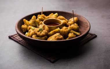 Gobi Pakora ya da Phoolgobi Pakoda taze nohut soslu nohut hamuru kullanıp yağda kızarttı. Domates ketçap ve nane sosuyla servis edilir. seçici odak