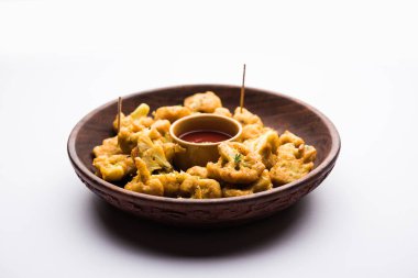 Gobi Pakora ya da Phoolgobi Pakoda taze nohut soslu nohut hamuru kullanıp yağda kızarttı. Domates ketçap ve nane sosuyla servis edilir. seçici odak