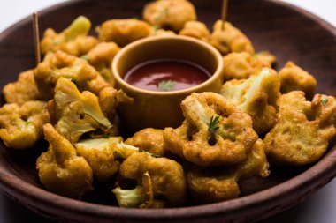 Gobi Pakora ya da Phoolgobi Pakoda taze nohut soslu nohut hamuru kullanıp yağda kızarttı. Domates ketçap ve nane sosuyla servis edilir. seçici odak