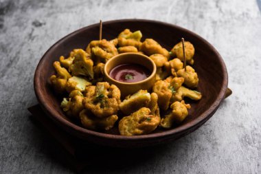 Gobi Pakora ya da Phoolgobi Pakoda taze nohut soslu nohut hamuru kullanıp yağda kızarttı. Domates ketçap ve nane sosuyla servis edilir. seçici odak