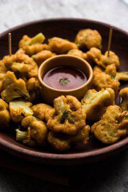 Gobi Pakora ya da Phoolgobi Pakoda taze nohut soslu nohut hamuru kullanıp yağda kızarttı. Domates ketçap ve nane sosuyla servis edilir. seçici odak