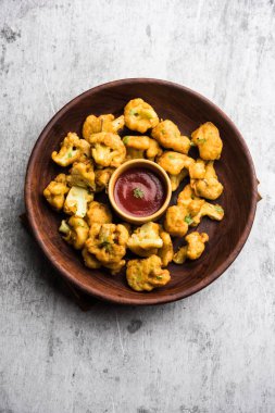 Gobi Pakora ya da Phoolgobi Pakoda taze nohut soslu nohut hamuru kullanıp yağda kızarttı. Domates ketçap ve nane sosuyla servis edilir. seçici odak