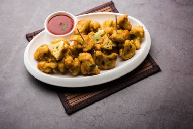 Gobi Pakora ya da Phoolgobi Pakoda taze nohut soslu nohut hamuru kullanıp yağda kızarttı. Domates ketçap ve nane sosuyla servis edilir. seçici odak