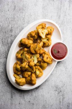 Gobi Pakora ya da Phoolgobi Pakoda taze nohut soslu nohut hamuru kullanıp yağda kızarttı. Domates ketçap ve nane sosuyla servis edilir. seçici odak