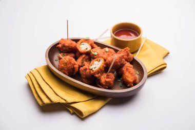 Barbekü ya da tandır mantarlı Tikka, yeşil turşu ve ketçaplı bir tabakta servis edilir. seçici odak