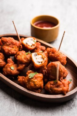 Barbekü ya da tandır mantarlı Tikka, yeşil turşu ve ketçaplı bir tabakta servis edilir. seçici odak