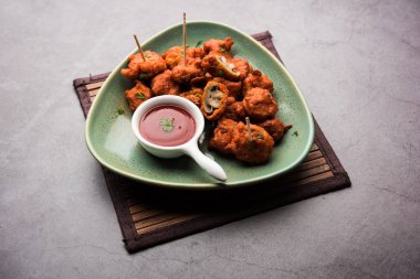 Barbekü ya da tandır mantarlı Tikka, yeşil turşu ve ketçaplı bir tabakta servis edilir. seçici odak