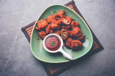 Barbekü ya da tandır mantarlı Tikka, yeşil turşu ve ketçaplı bir tabakta servis edilir. seçici odak