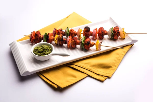 Barbacoa Champiñón Tandoori Tikka Servido Plato Con Chutney Verde Ketchup —  Fotos de Stock