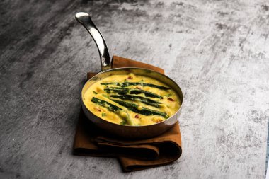 Yoğurt sosunda Dahi Bhindi veya Bamya, bir kâse veya Karahi 'de servis edilir, seçici odak noktası.