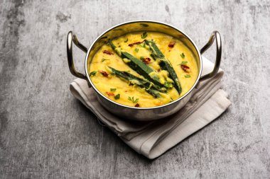 Yoğurt sosunda Dahi Bhindi veya Bamya, bir kâse veya Karahi 'de servis edilir, seçici odak noktası.