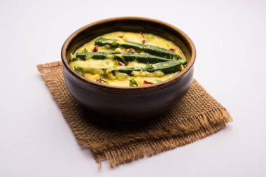 Yoğurt sosunda Dahi Bhindi veya Bamya, bir kâse veya Karahi 'de servis edilir, seçici odak noktası.