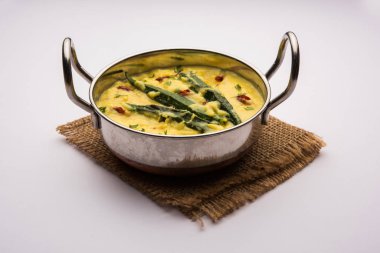 Yoğurt sosunda Dahi Bhindi veya Bamya, bir kâse veya Karahi 'de servis edilir, seçici odak noktası.